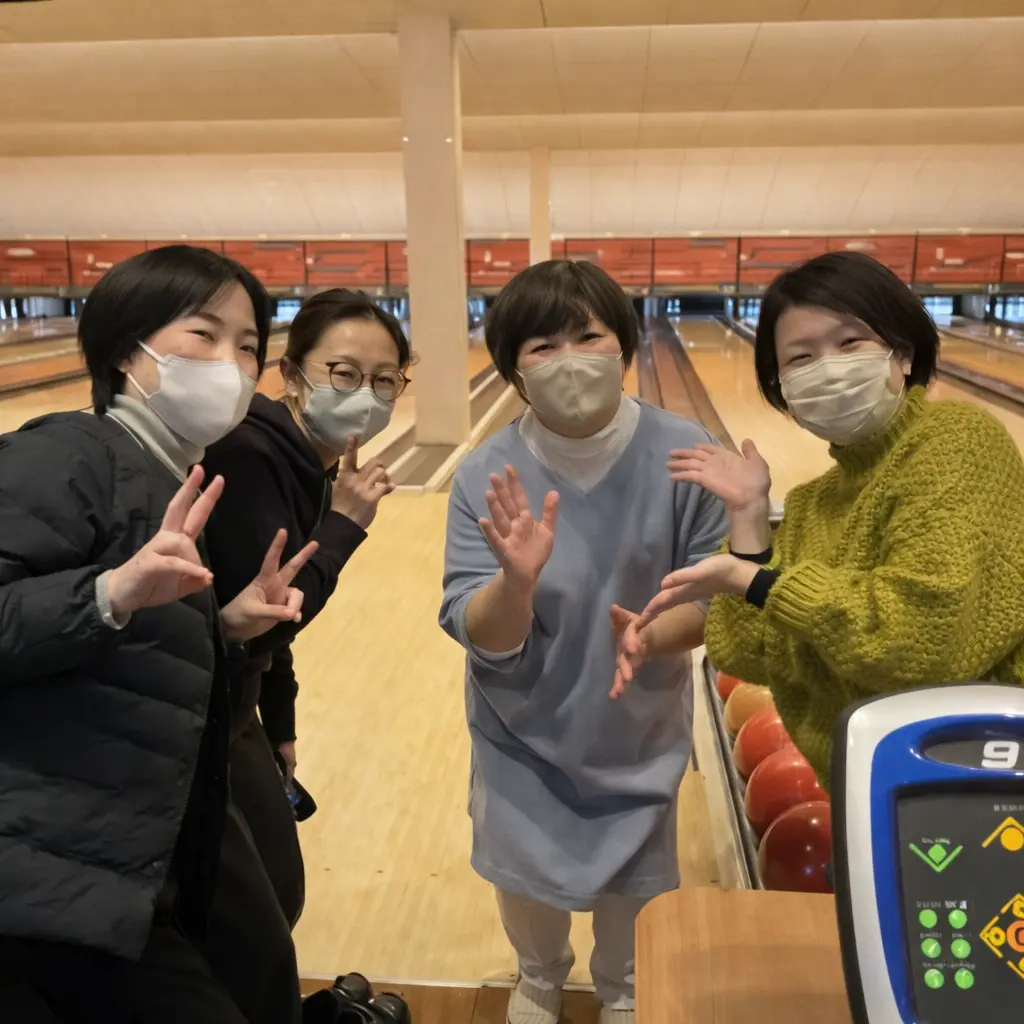 信和会明和病院-ボーリング大会２(右から２番目 末武看護部長)